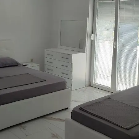 Golem Apartment Appartement *