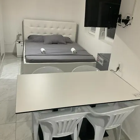 Golem Apartment Appartement *